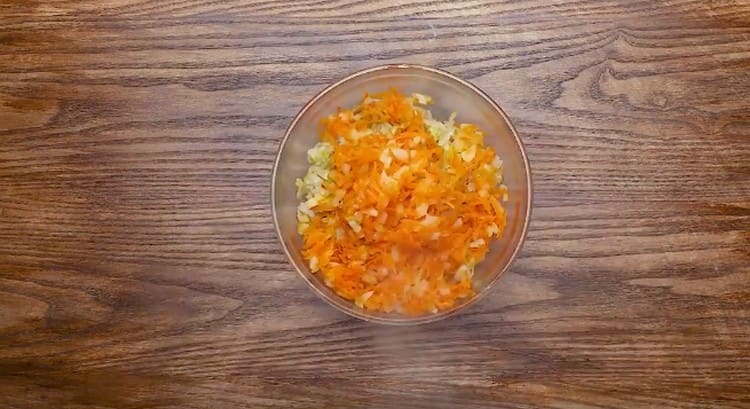 Комбинираме лука с моркови, зеле и кайма.