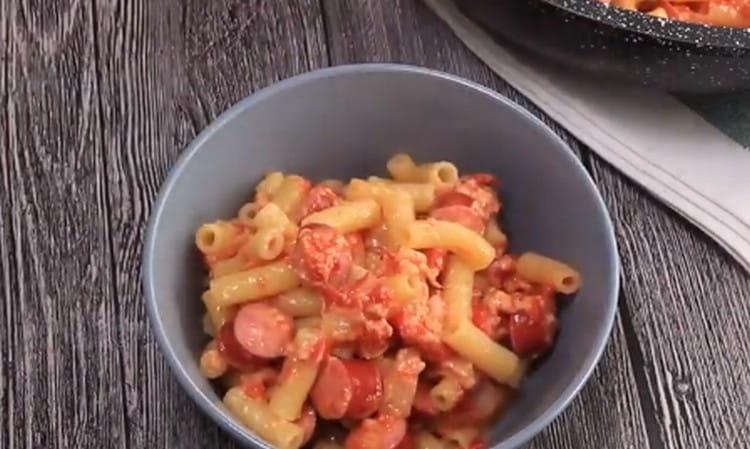 Тази интересна рецепта ще ви помогне да приготвите вкусни тестени изделия с колбаси.