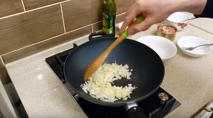 Запържете лука в олио.