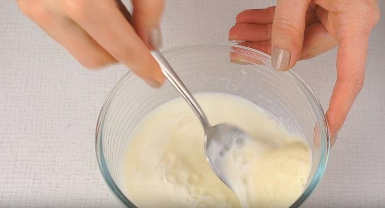 Смесете грис с мляко.