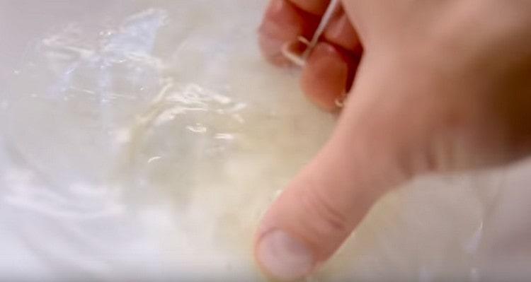 Накиснете лист желатин във вода.