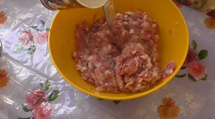 След като смесите масата, добавете вода към нея.