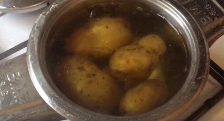 Гответе картофи в кожите им.