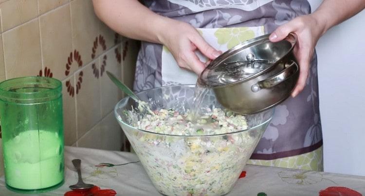 След като смесите минералната вода със солта, я добавете към okroshka.