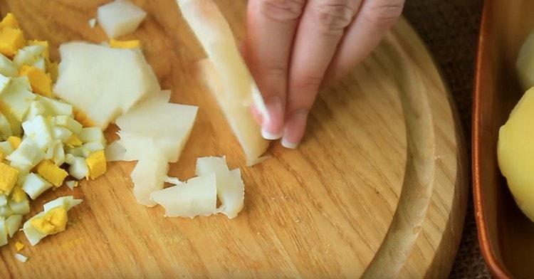 Нарязваме и варени картофи на кубче.
