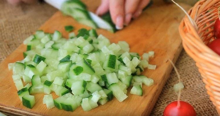 Пресните краставици също се нарязват на кубчета.
