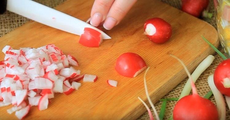 Нарязваме и репичките на кубче.
