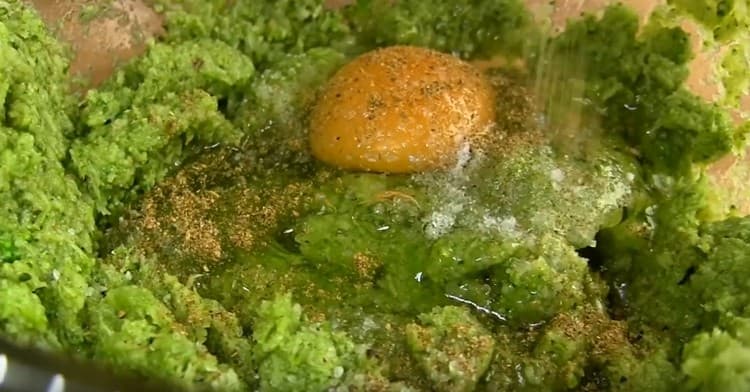 Добавете сол и черен пипер на вкус.