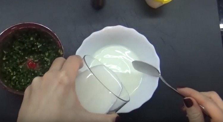 За да приготвите соса, смесете нискомаслена заквасена сметана и кефир.