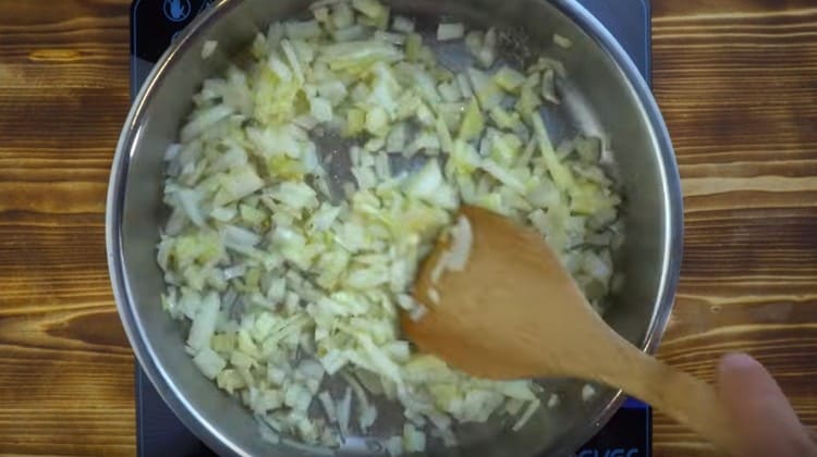 Добавете ситно нарязания лук.