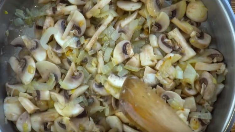 На следващо място, добавете нарязани гъби.