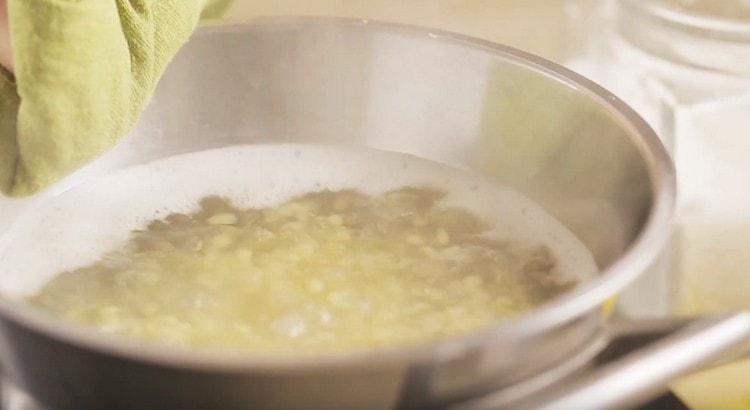 Гответе кускус в подсолена вода.