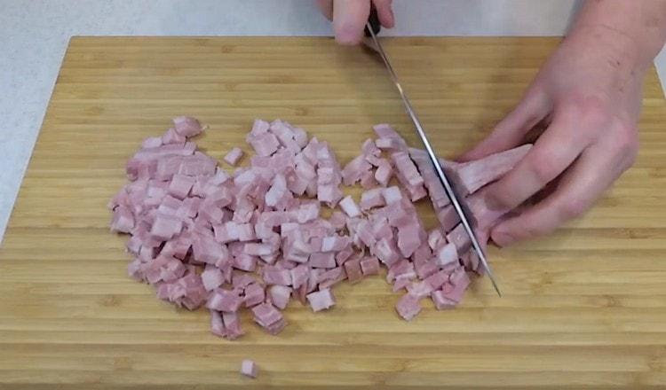 Нарежете бекона.