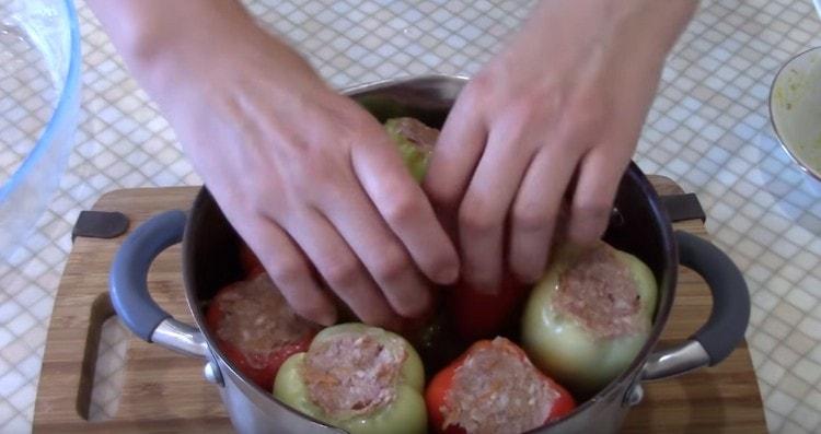 Сложете чушките в тиган.