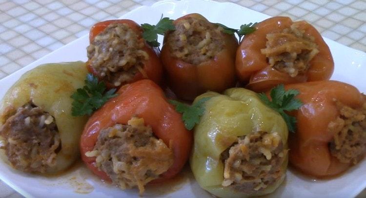 Чушките, пълнени с месо и ориз, са сочни, ароматни и сърдечни.