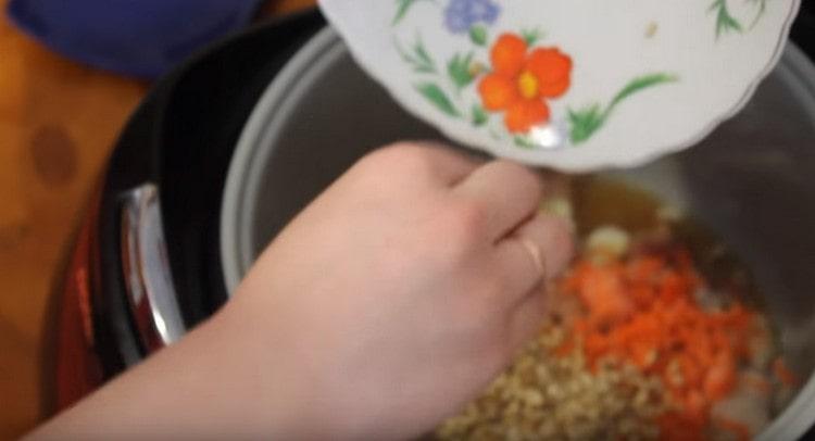 Изцедете водата в зърнените култури и прехвърлете ечемика в купата на устройството.