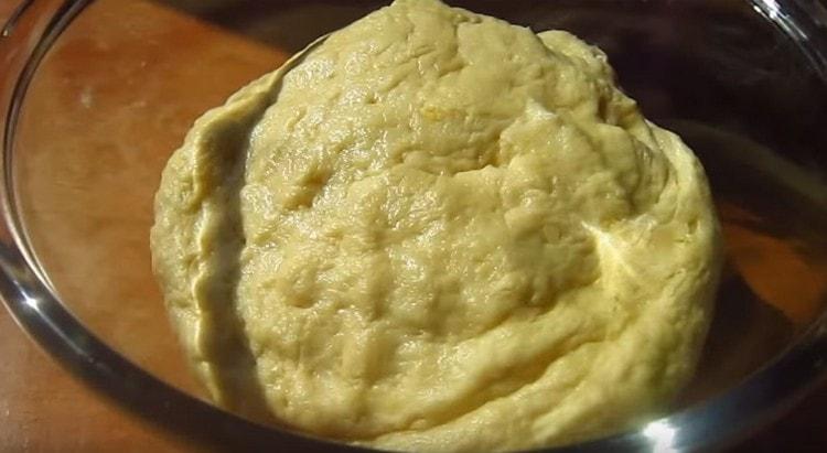 Сложете тестото в купа и оставете на топло място.