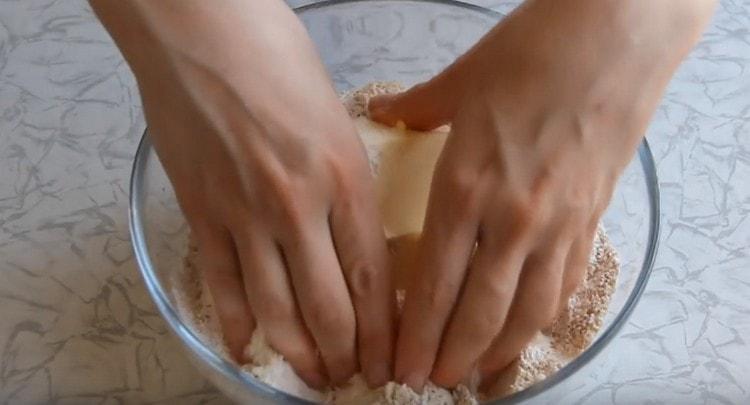 Добавете масло.