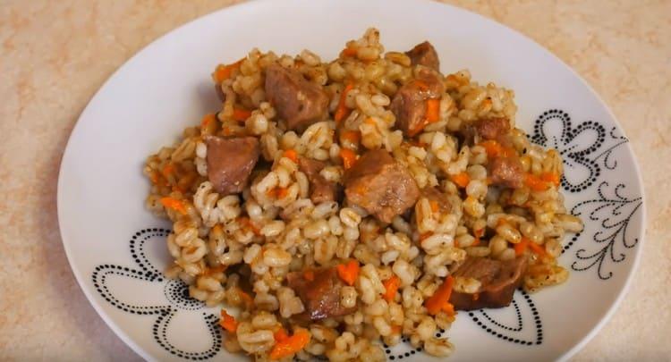 Получихме много вкусен пилаф от перлен ечемик с месо.