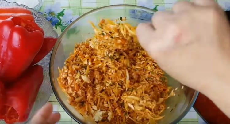 Посолете каймата, пипер и разбъркайте.