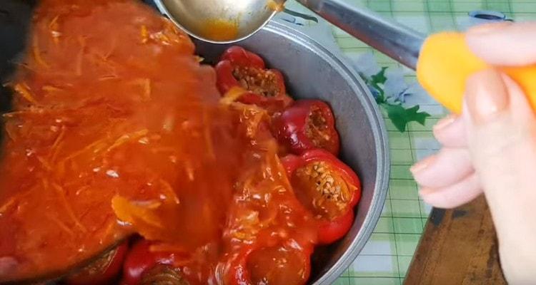 сложете чушките в казан и залейте останалия сос.