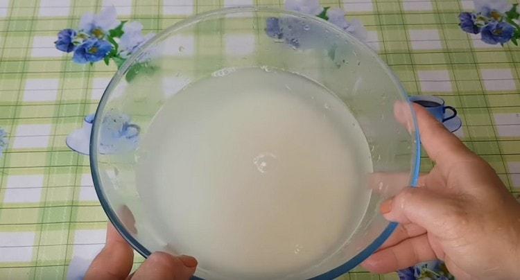Изсипете вряща вода над ориза.