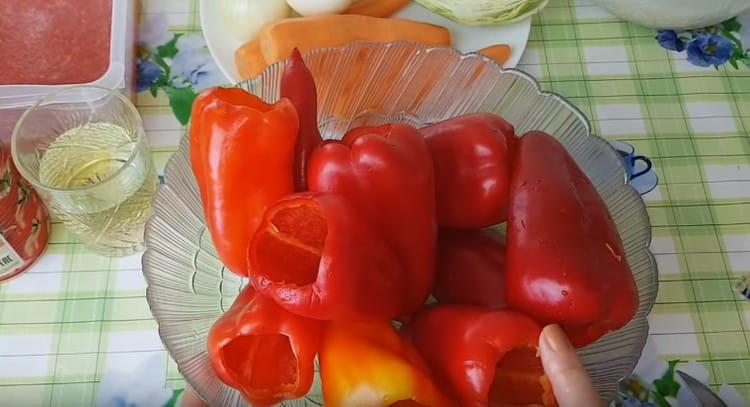 Извадете стръковете и семената от пипера.