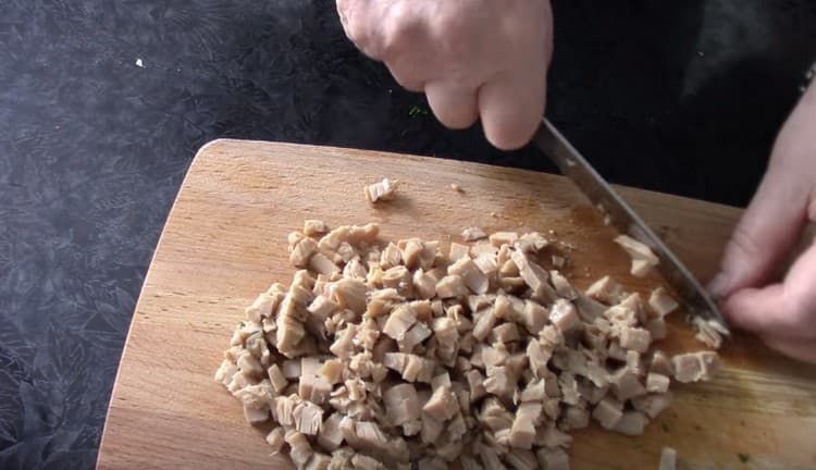 Консервите от калмари също се нарязват на кубчета.