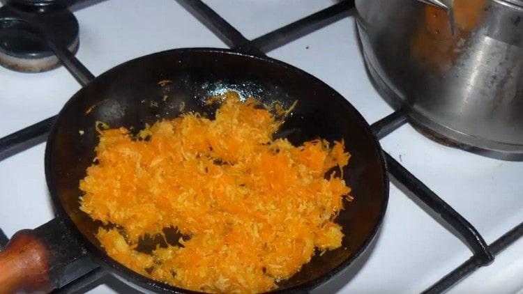 Запържете пащърнак и моркови в тиган до омекване.