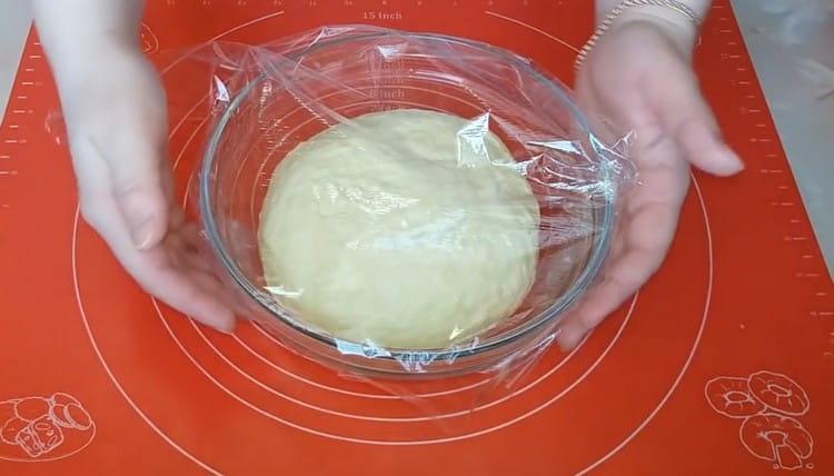 сложете тестото в купа, покрийте с прилепнал филм и поставете на топло място.