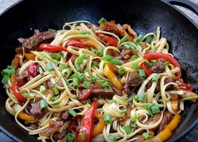 Вкусни пшенични юфки с месо и зеленчуци: гответе у дома според рецептата със снимка.