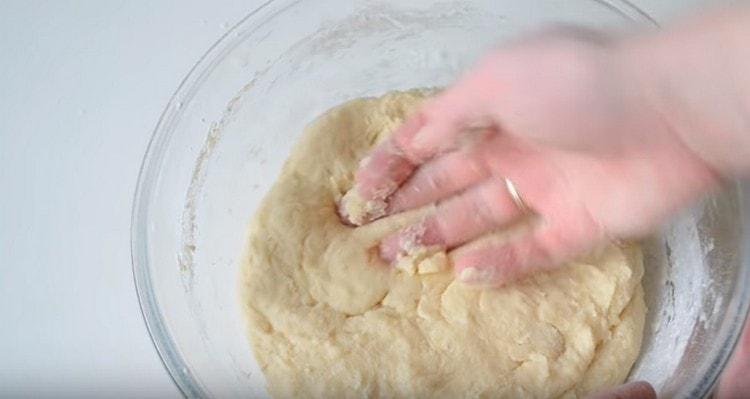 След това омесете тестото с ръце и го оставете на топло място.