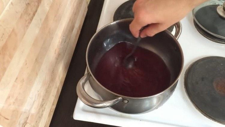 Готвим желе в продължение на няколко минути.