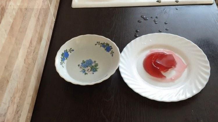 Тази рецепта с желатиново желе ви позволява да направите десерт с почти всеки вкус.