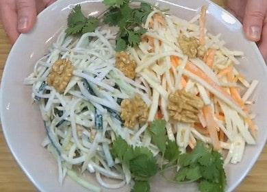Вкусна и здравословна салата от корен от целина: приготвяме две версии на ястието със стъпка по стъпка снимки.