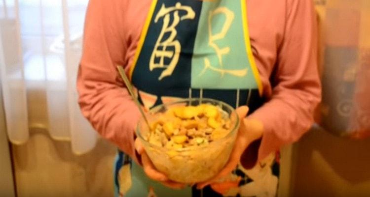 Проста и вкусна салата с червен боб е готова.
