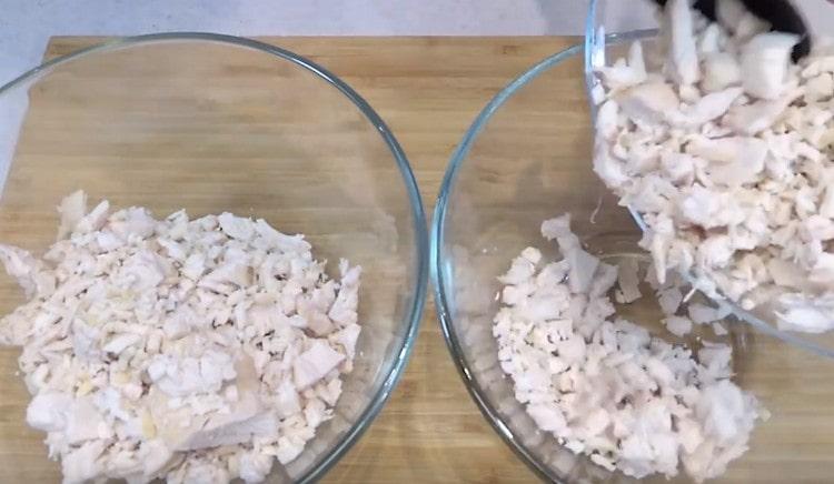 Разпределяме пилешкото филе в две купи.