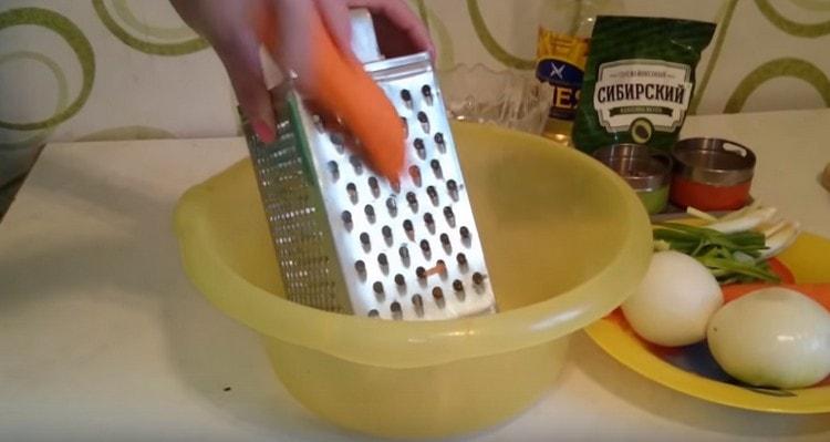 Три моркови на едро ренде.