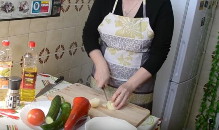 Нарежете лука на половин пръстени.