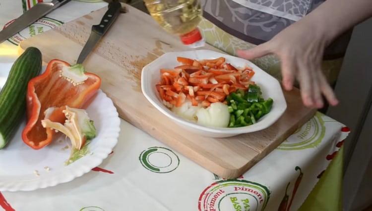 Мариновани лук и чушки във винен оцет.