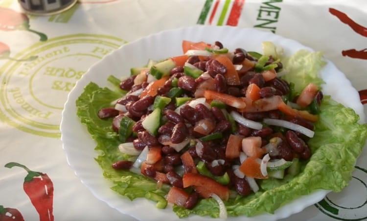 Нашата вкусна салата с боб е готова.