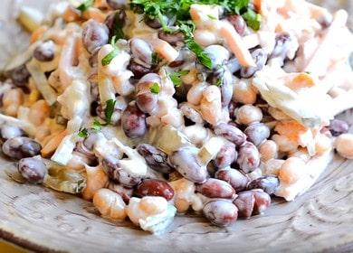 Приготвяме вкусна салата с боб и пушена наденица по стъпка по стъпка рецепта със снимка.