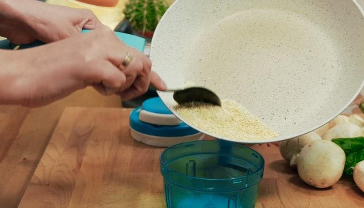 Запържете сусамовите семена в сух тиган.