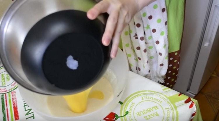 Изсипете получения мъфин в купа с млечно-мая мая.