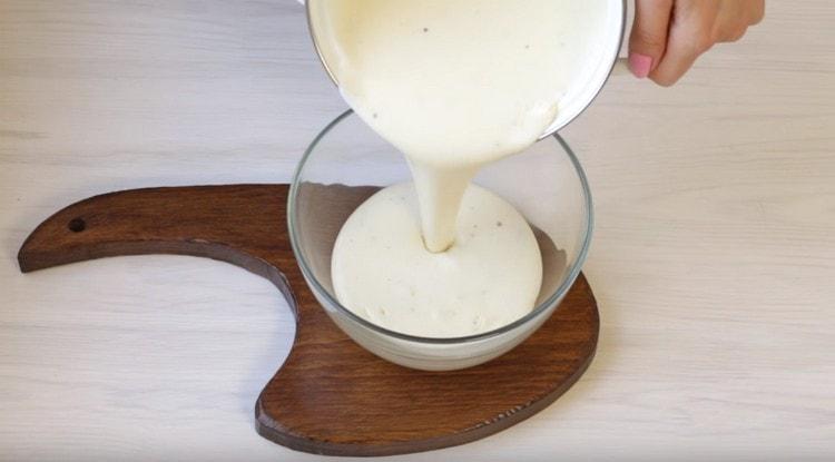 Сос Bechamel лазаня е готов.