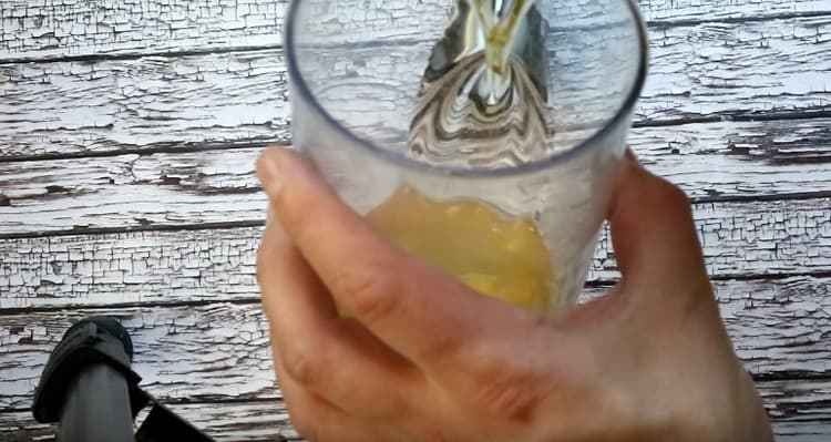 изсипете растителното масло в жълтъците на стената.
