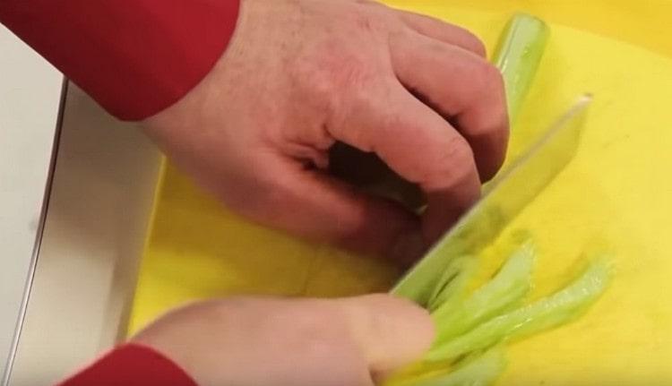 Нарязваме и стръкове целина.