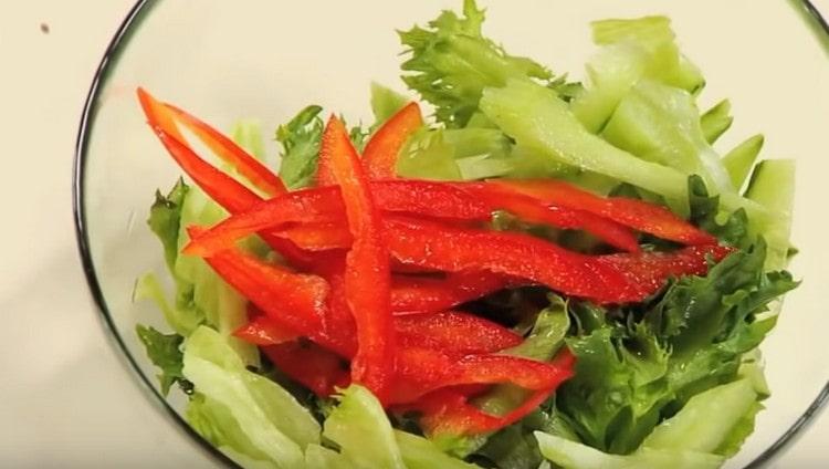 Поставяме всички зеленчуци в една купа за салата.