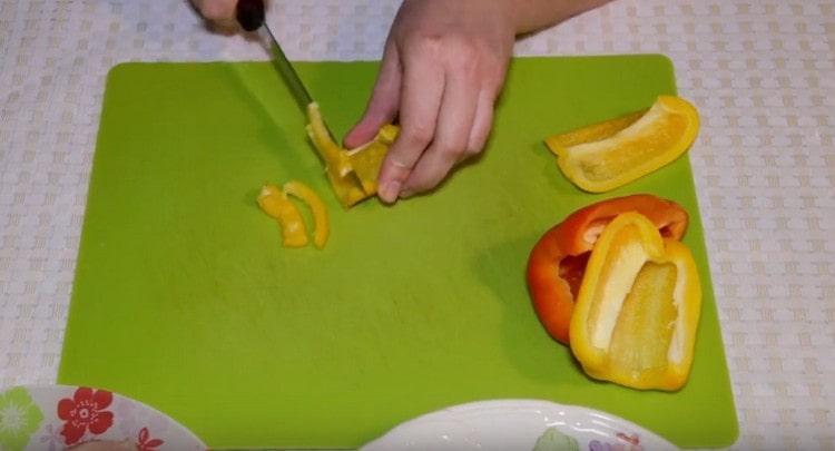 нарязваме чушките на звънеца.