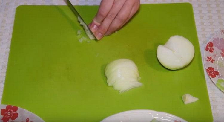 Смелете лука и чесъна.